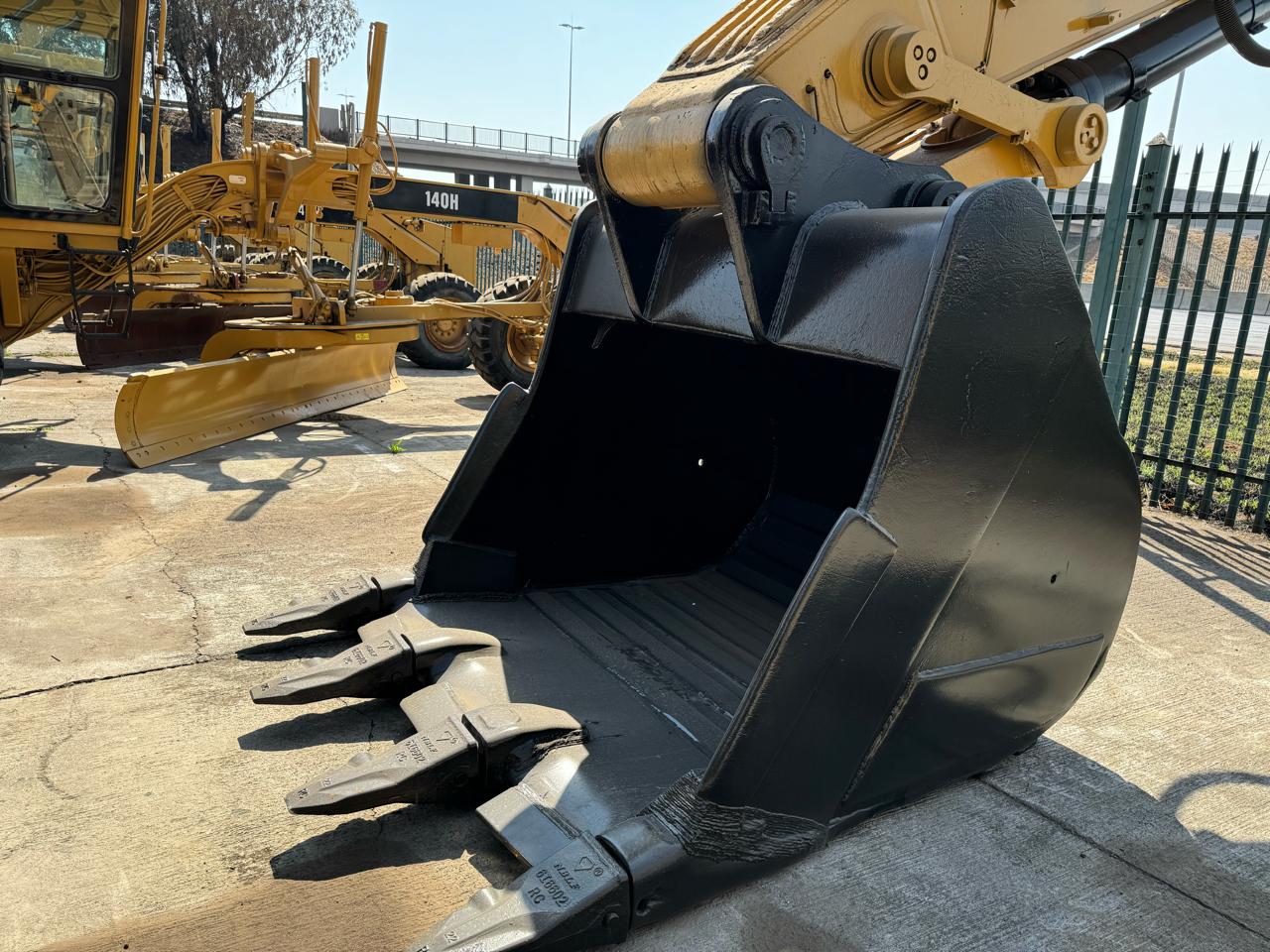 CAT 374 excavators - Image 5