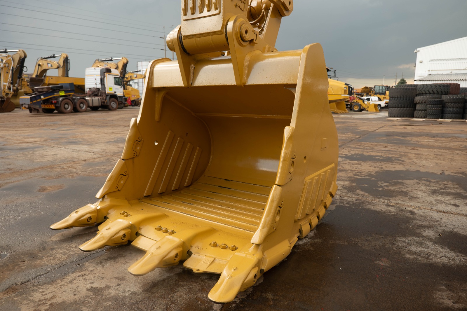 CAT 374 excavators - Image 2